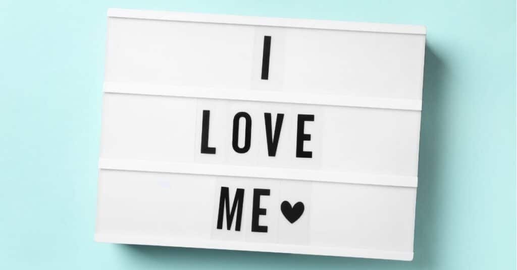 Affirmationen können dir helfen deine Selbstliebe und dein Selbstwertgefühl zu stärken.